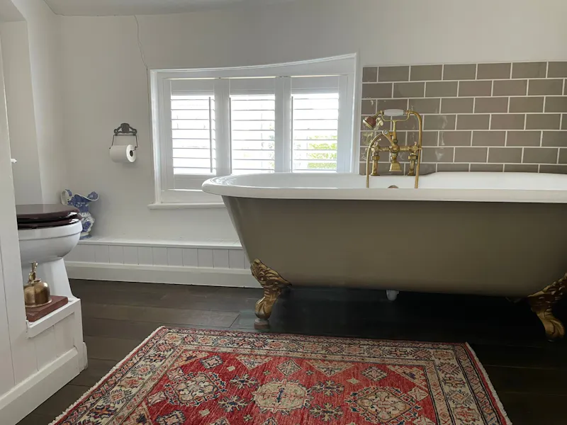 Bath - rolltop at 16th century Bedmond house, M348 (photo 27)