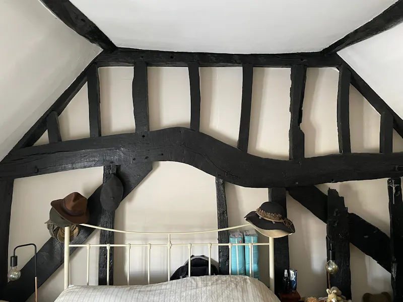 Bedroom at 16th century Bedmond house, M348 (photo 30)