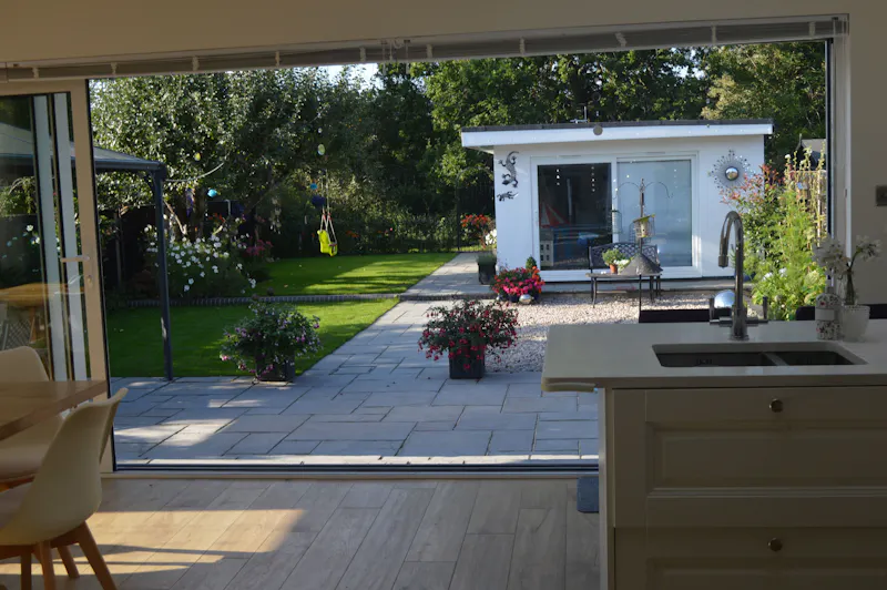 Garden at Ruislip chalet bungalow, D2571 (photo 3)