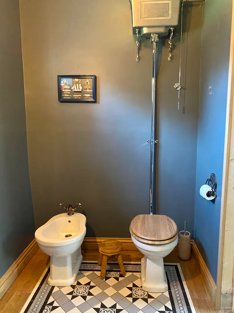 Bathroom at Windlesham farm house , D2570 (photo 11)