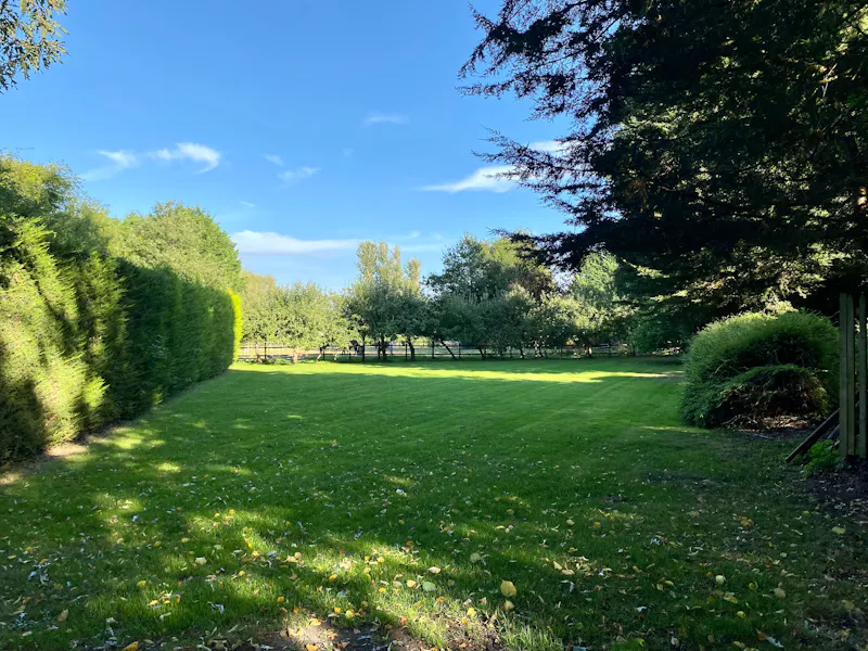 Countryside at Windlesham farm house , D2570 (photo 15)