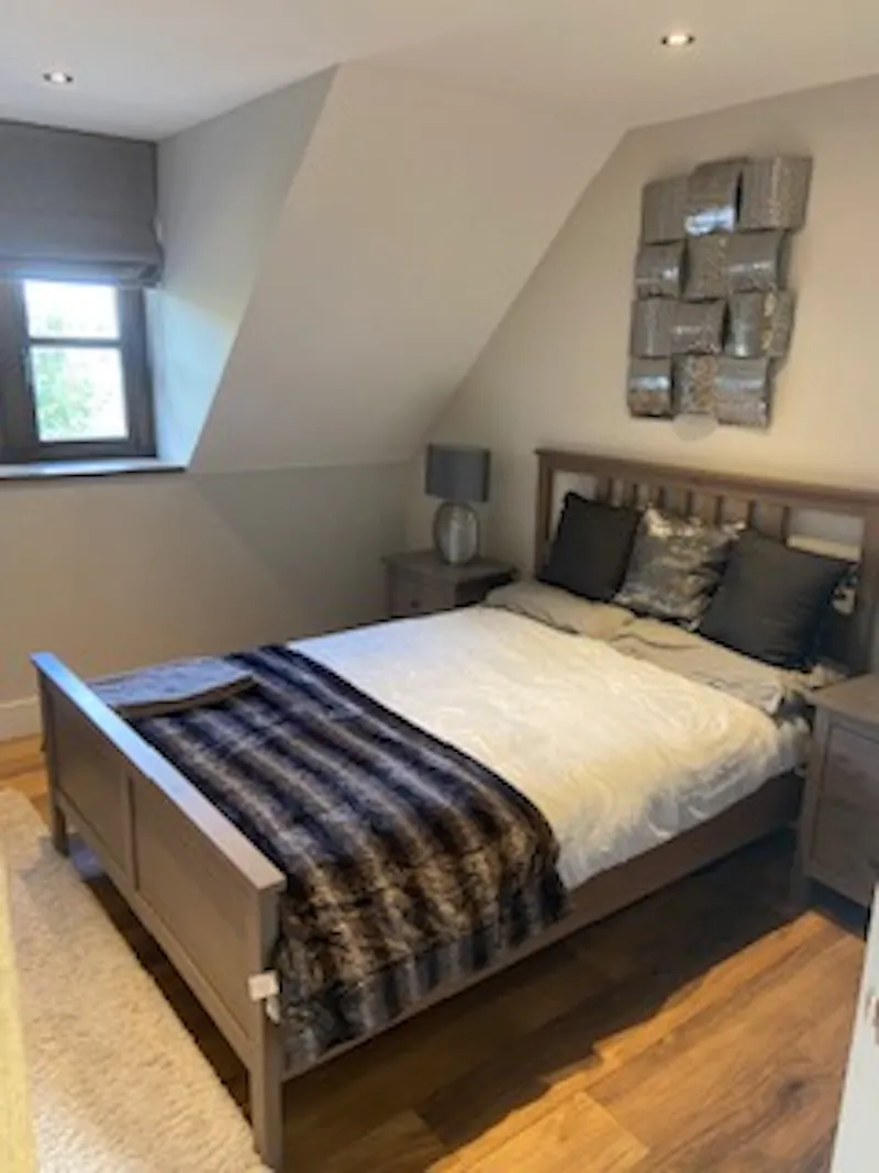 Bedroom at Chobham farm lodge, D2569 (photo 11)