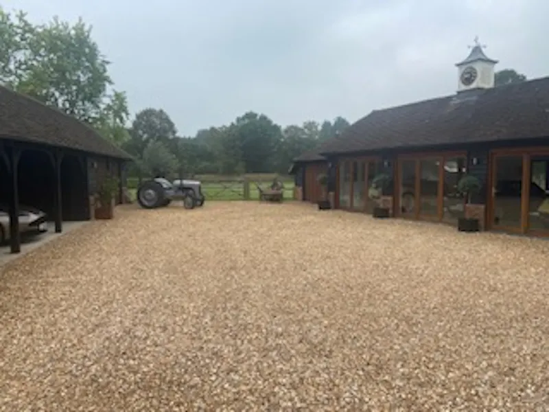 Driveway at Chobham farm lodge, D2569 (photo 17)