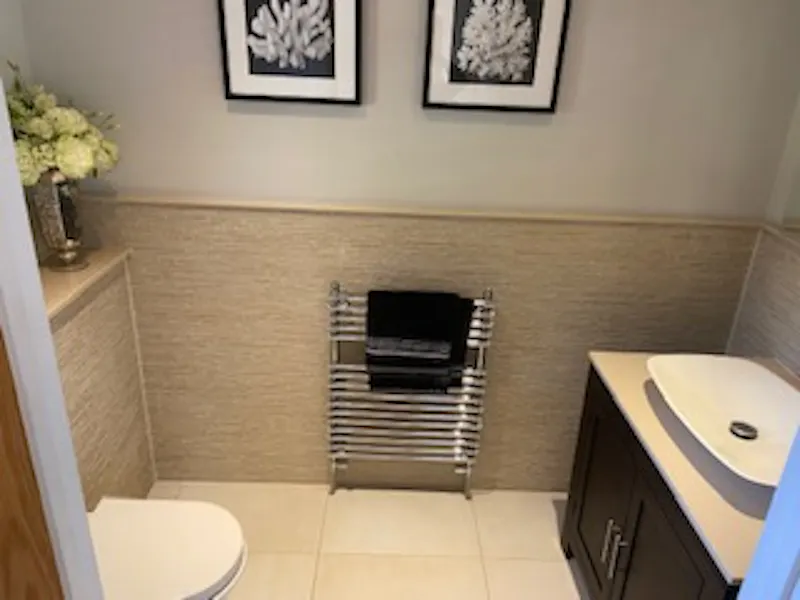 Bathroom at Chobham farm lodge, D2569 (photo 8)