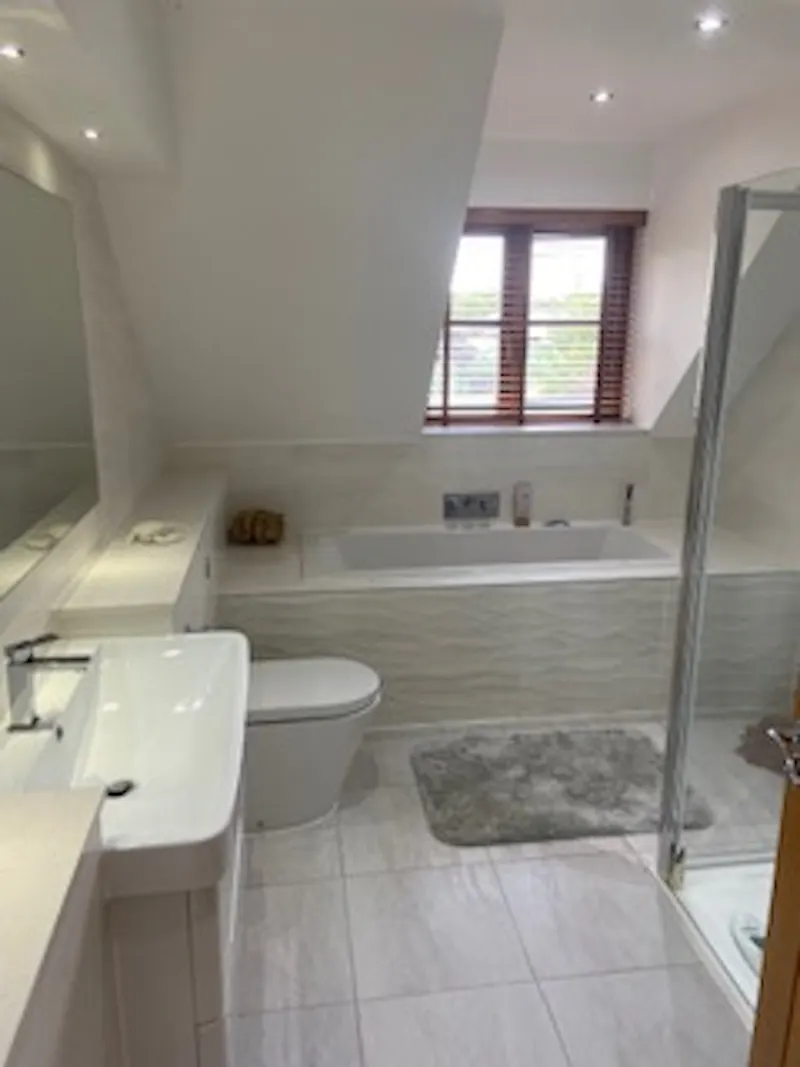 Bathroom at Chobham farm lodge, D2569 (photo 15)