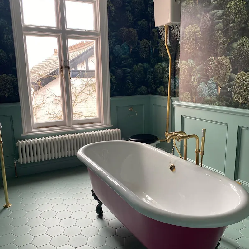 Bath - rolltop at Georgian pink house Chingford, A1560 (photo 45)