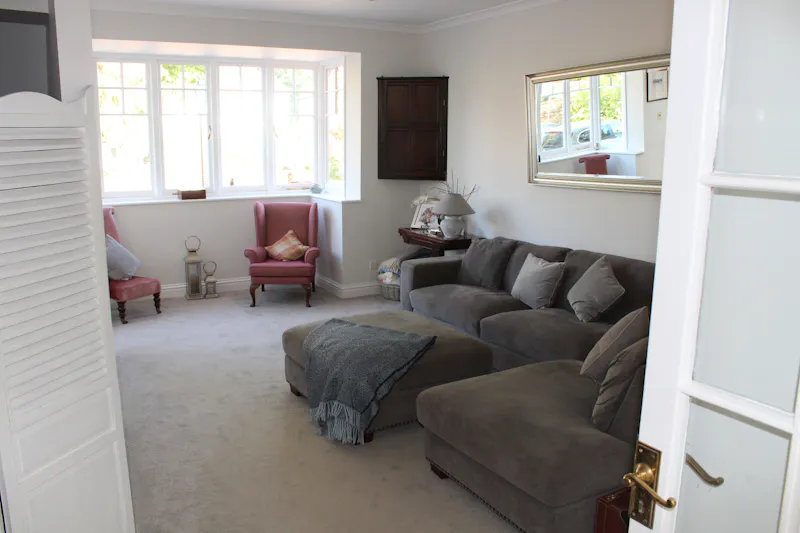 Sitting room at Edwardian renovation Esher, H186 (photo 10)