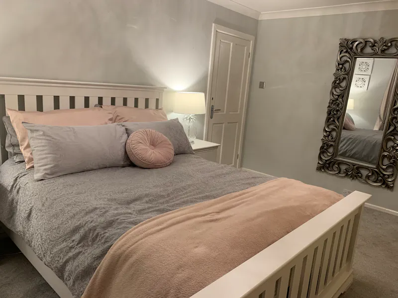 Bedroom at Suburban home in Shepperton, D2042 (photo 15)