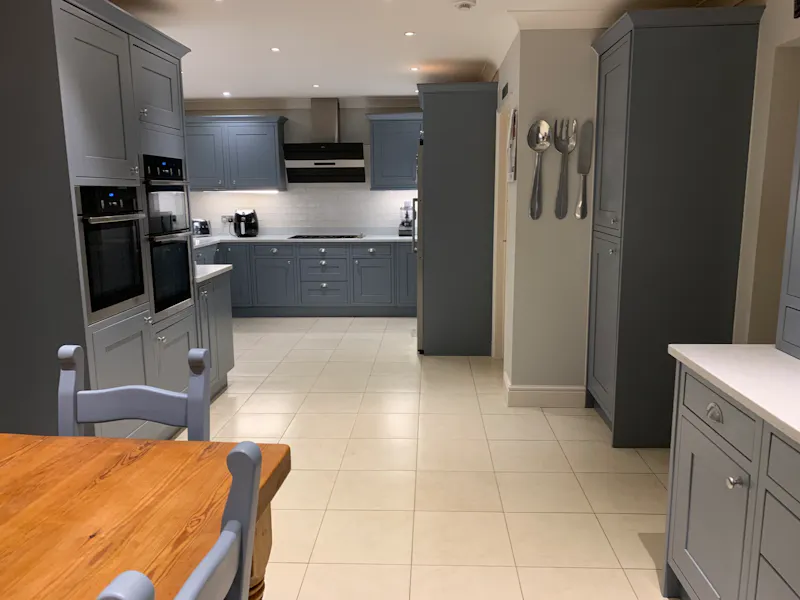 Kitchen at Suburban home in Shepperton, D2042 (photo 5)