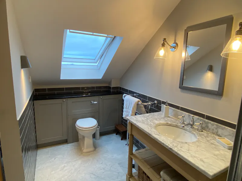 Bathroom at Dairy farm & stables Bedford, L730 (photo 30)