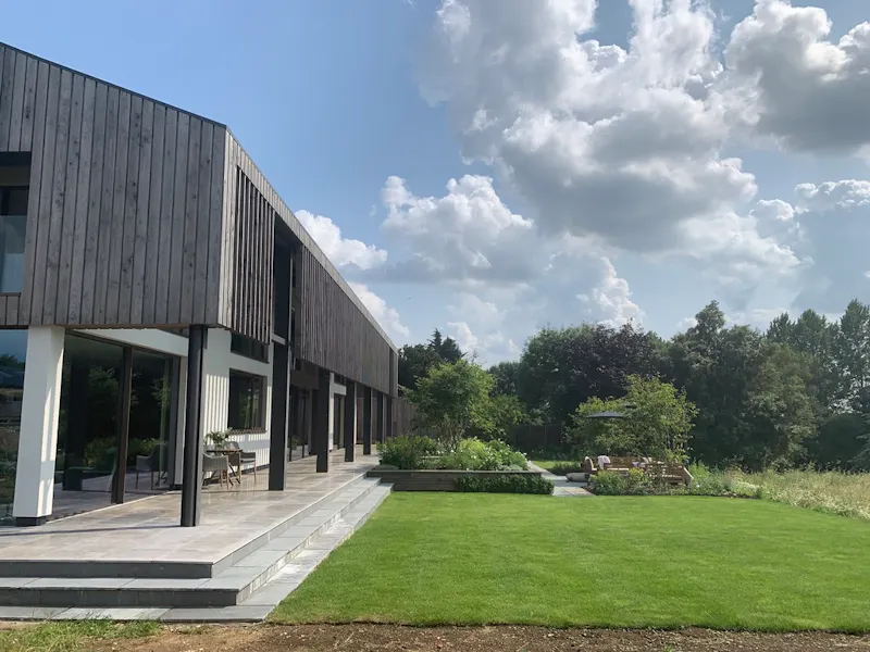Modern house near Bedford, D2581 (photo 1)
