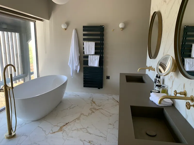 Bathroom at Modern house near Bedford, D2581 (photo 49)