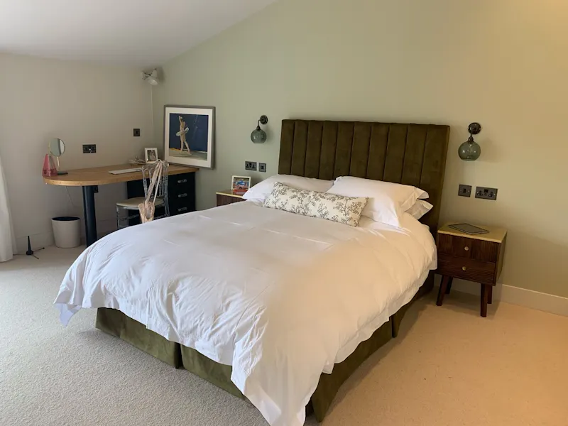 Bedroom at Modern house near Bedford, D2581 (photo 33)