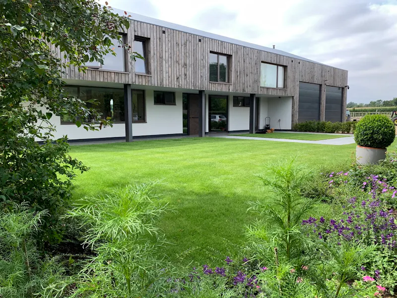 Modern house near Bedford, D2581 (photo 72)