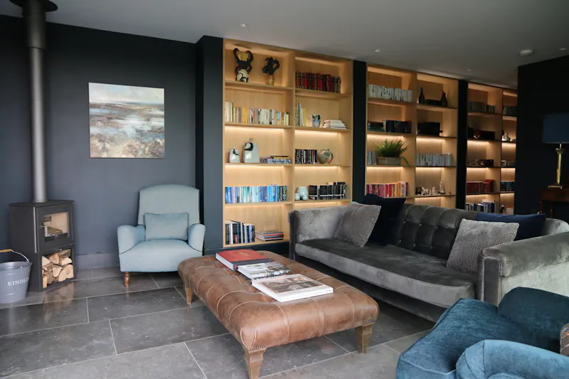 Library at Modern house near Bedford, D2581 (photo 22)
