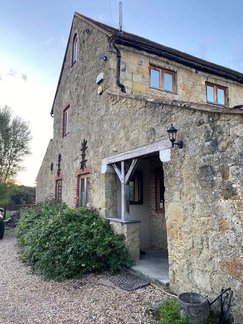 Luxe barn conversion in Dorking, L731 (photo 54)