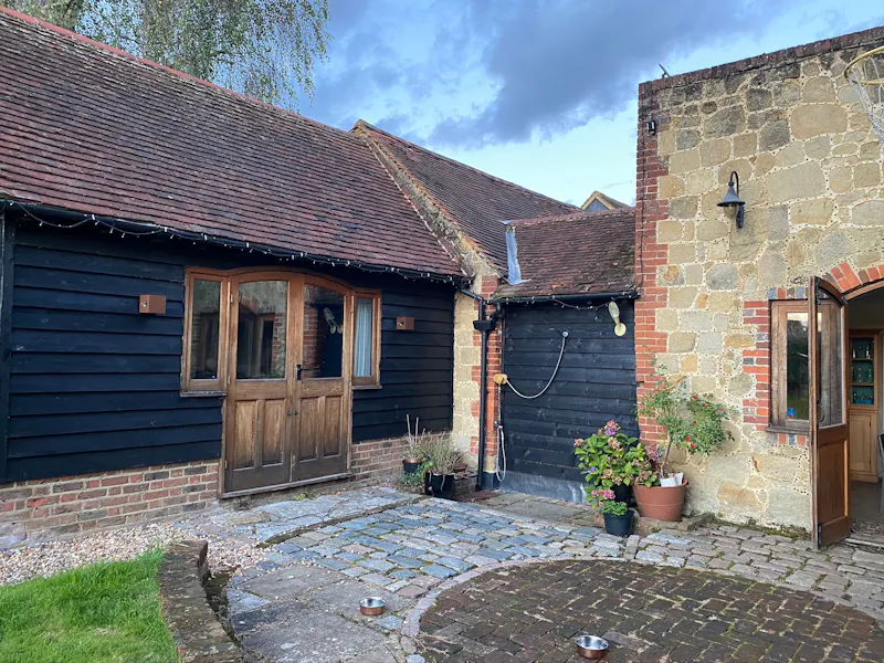 Courtyard at Luxe barn conversion in Dorking, L731 (photo 53)