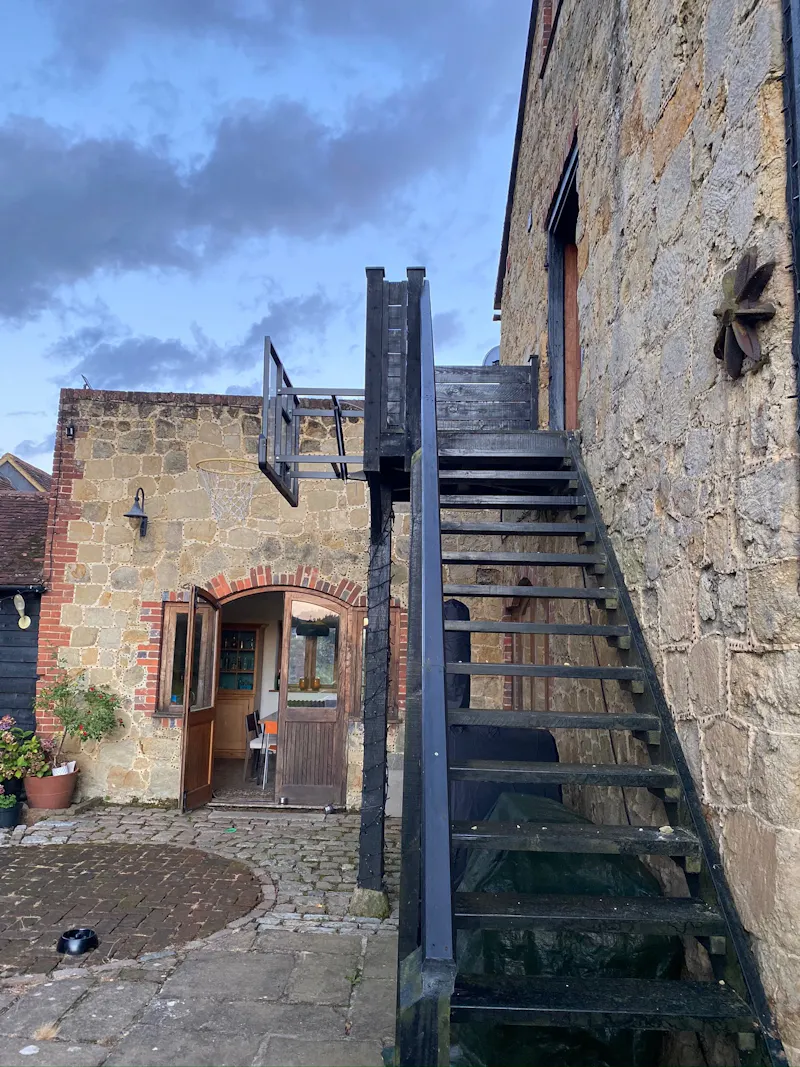 Luxe barn conversion in Dorking, L731 (photo 52)