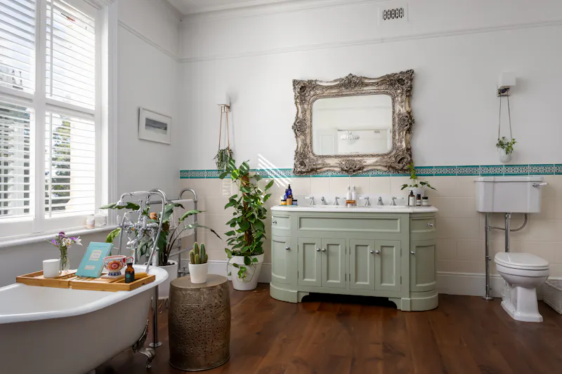 Bathroom at Edwardian house Cheltenham, E493 (photo 32)