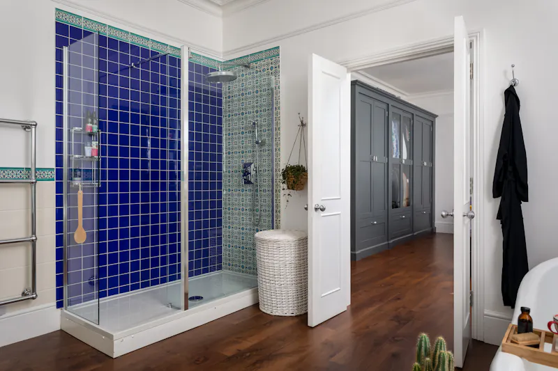 Shower at Edwardian house Cheltenham, E493 (photo 41)