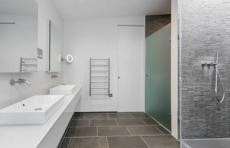 Bathroom at Bel Air modern home, D2582 (photo 60)