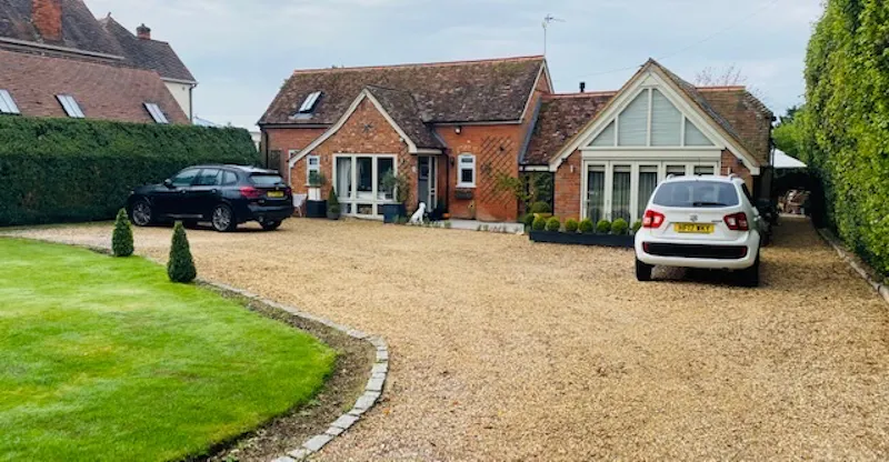 Driveway at Buckinghamshire Coach House, D2680 (photo 1)
