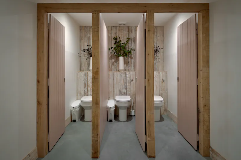 Bathroom at Silchester Barn conversion, L699 (photo 18)
