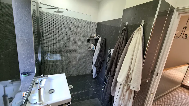 Bathroom at County pool house in Addington, D2596 (photo 28)