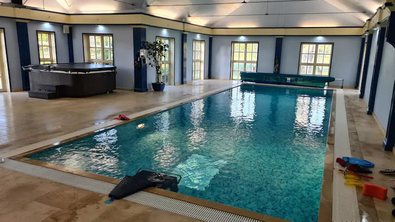 Swimming pool - indoor at County pool house in Addington, D2596 (photo 33)