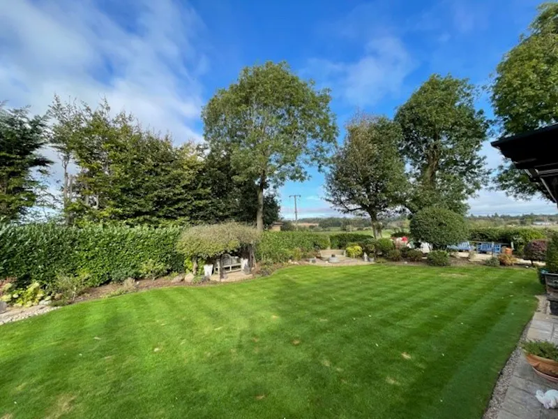 Garden at Large tudor house Westoning, M350 (photo 15)