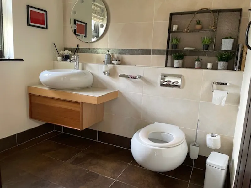 Bathroom at Large tudor house Westoning, M350 (photo 6)