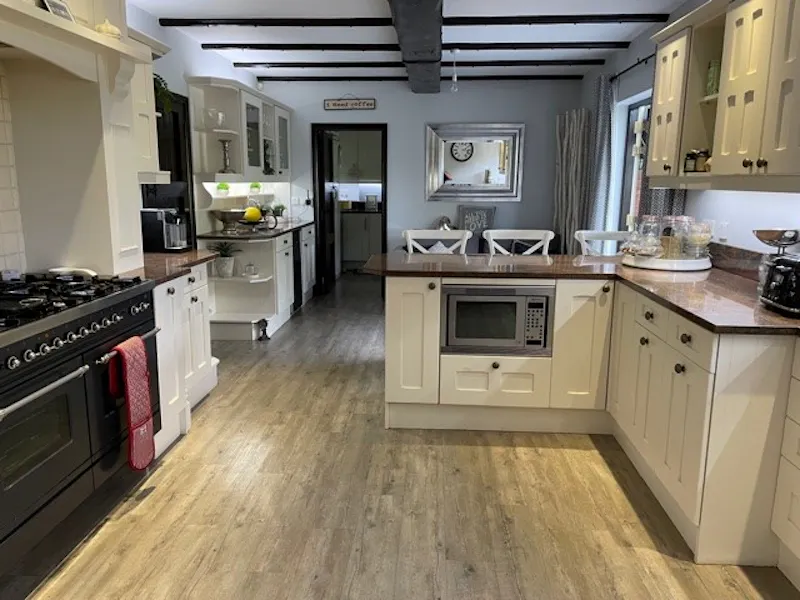 Kitchen at Large tudor house Westoning, M350 (photo 2)