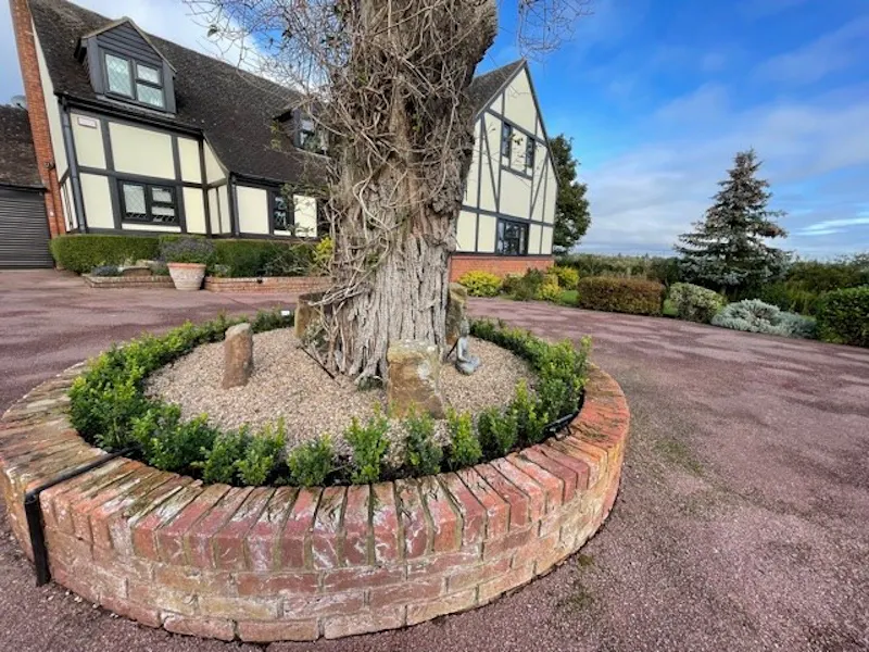 Driveway at Large tudor house Westoning, M350 (photo 24)