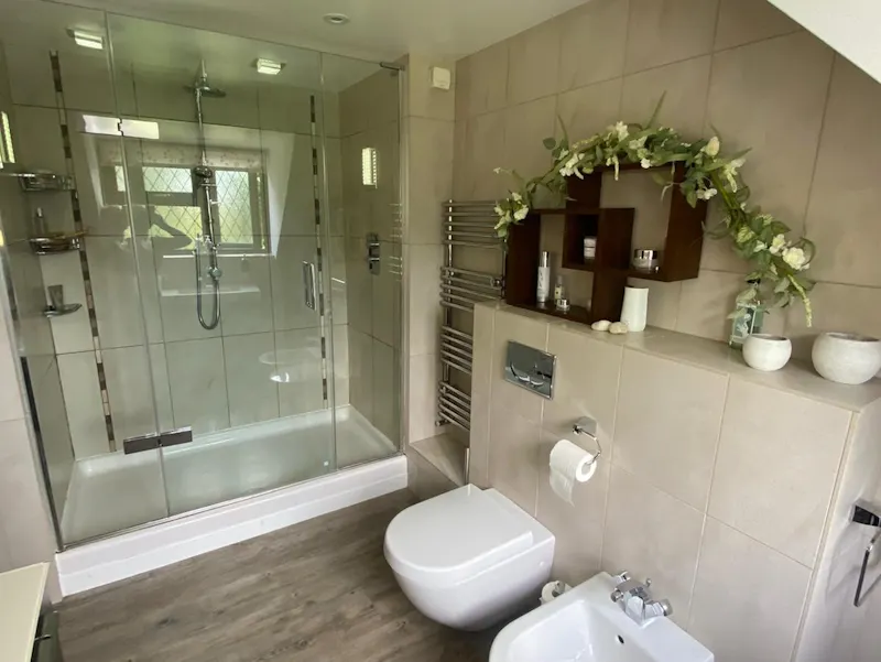 Bathroom at Large tudor house Westoning, M350 (photo 10)