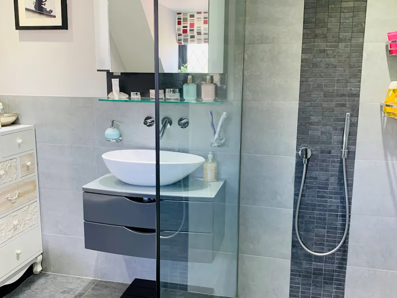 Bathroom at Large tudor house Westoning, M350 (photo 12)