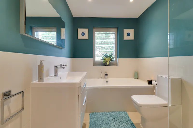 Bathroom at Large house in Cookham , D2595 (photo 19)