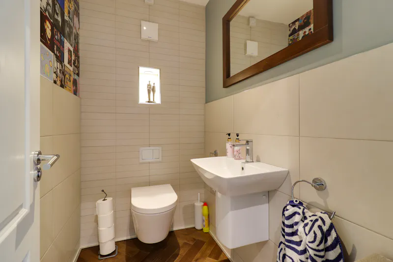 Bathroom at Large house in Cookham , D2595 (photo 17)
