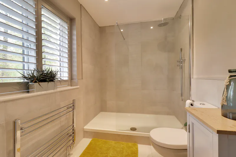 Bathroom at Large house in Cookham , D2595 (photo 18)