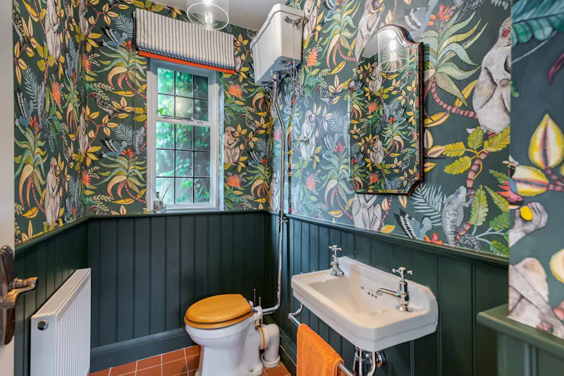 Bathroom at Large house in Great Missenden, D2589 (photo 30)