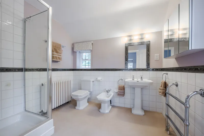 Bathroom at Large house in Great Missenden, D2589 (photo 29)