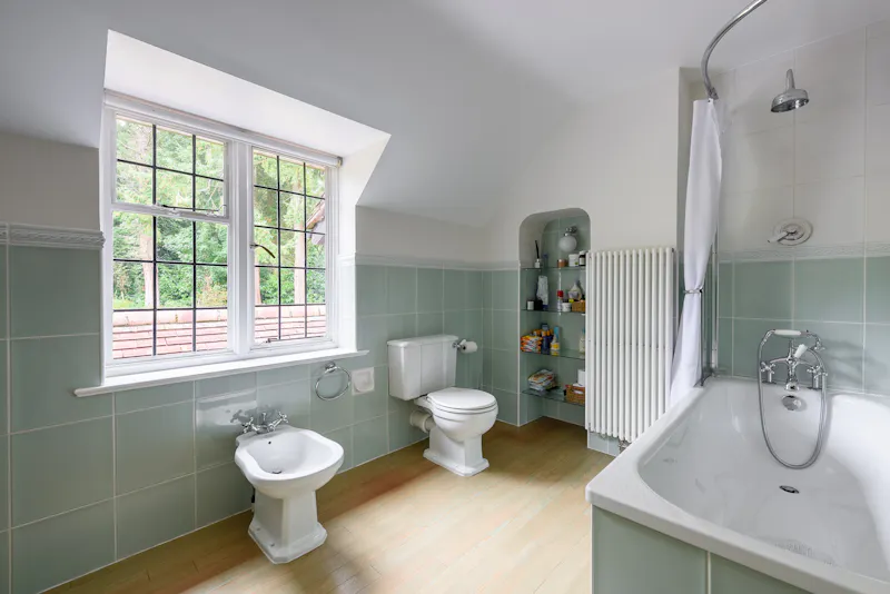 Bathroom at Large house in Great Missenden, D2589 (photo 25)