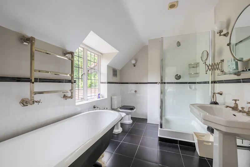 Bathroom at Large house in Great Missenden, D2589 (photo 28)