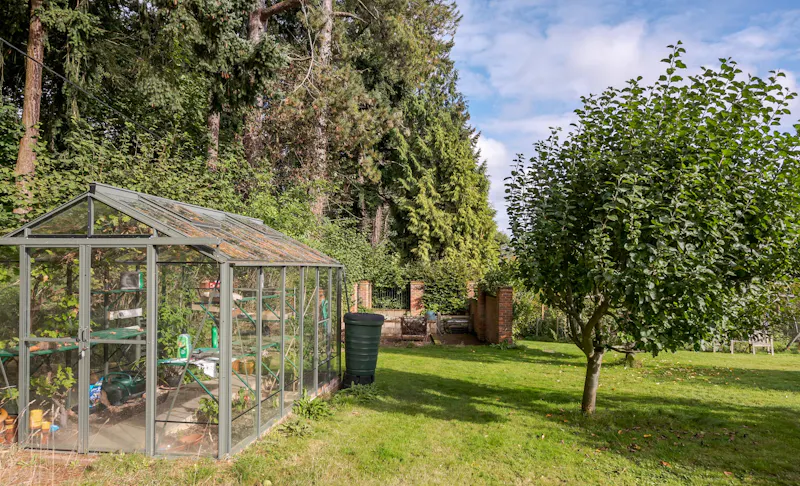 Greenhouse at Large house in Great Missenden, D2589 (photo 32)
