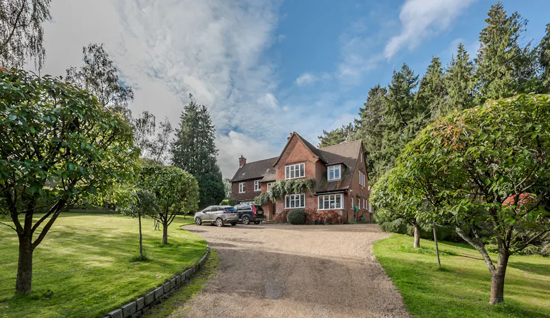Driveway at Large house in Great Missenden, D2589 (photo 1)