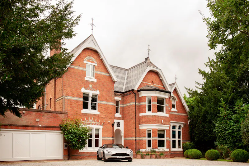 Driveway at Stylish Chislehurst villa, B1990 (photo 1)