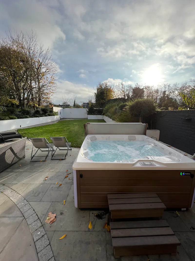 Jacuzzi at Stunning Ealing renovation , B1955 (photo 18)