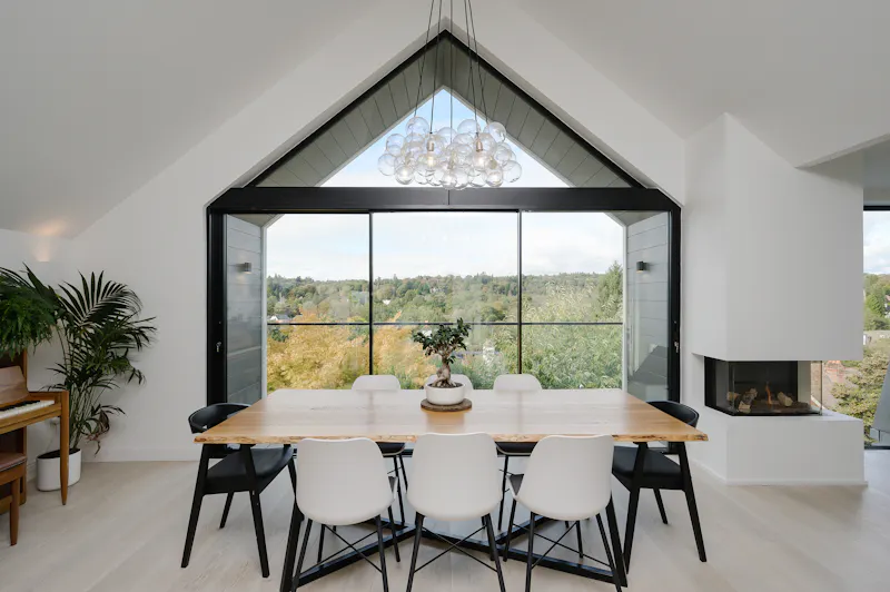 Dining room at Haslemere modern house, D2590 (photo 17)