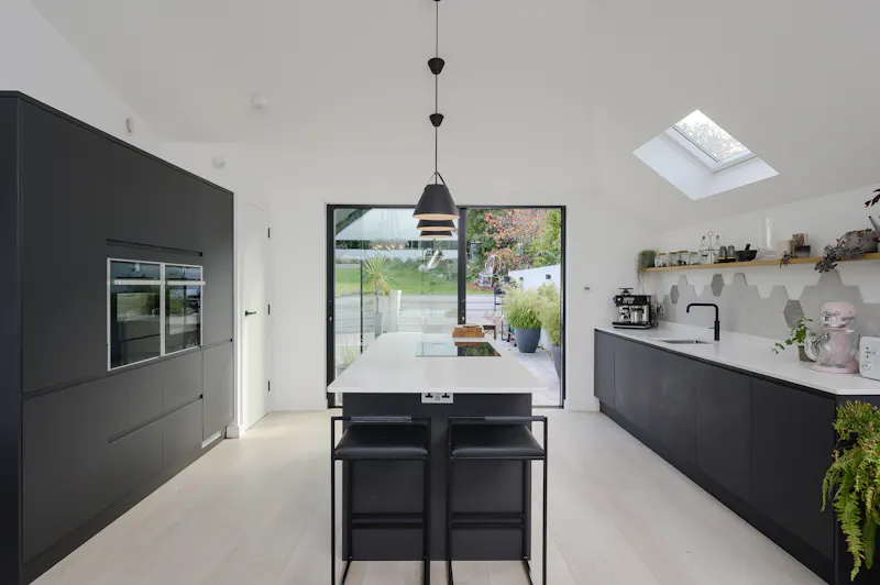 Kitchen at Haslemere modern house, D2590 (photo 2)