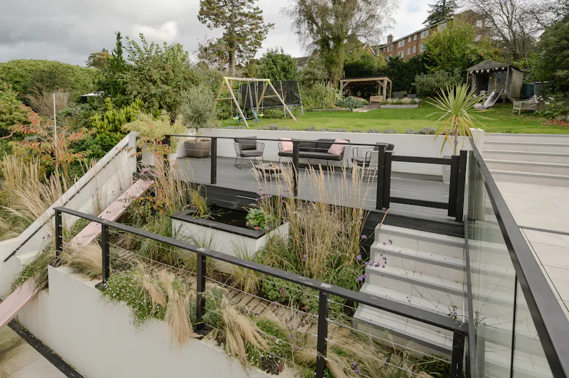 Garden at Haslemere modern house, D2590 (photo 59)