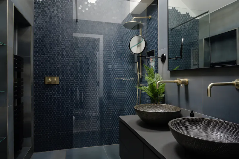 Bathroom at Haslemere modern house, D2590 (photo 48)